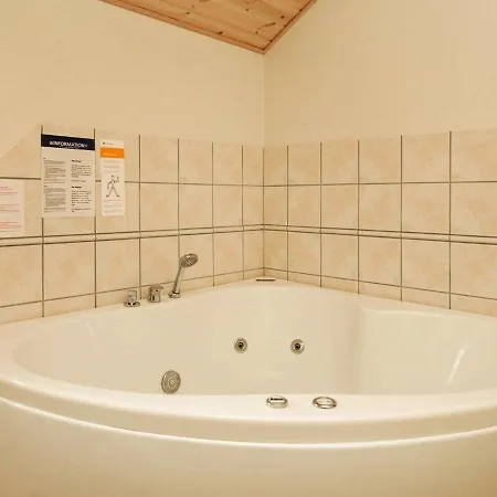Dom wakacyjny Five-bedroom Holiday In Glesborg 2 *